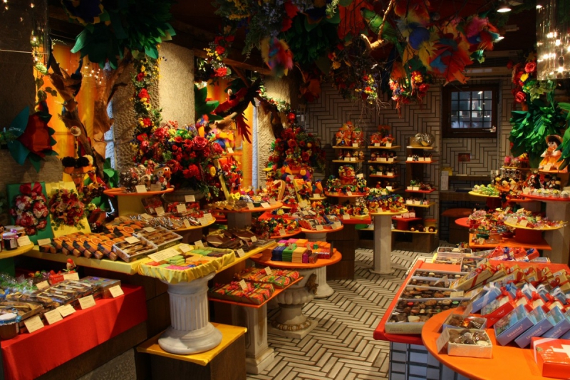 vitrine-TOURRETTES SUR LOUP-min_candy_store_chocolate_shop_chocolate_switzerland-393515