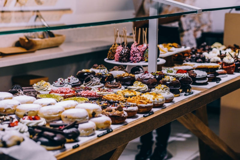 vitrine-TOURRETTES SUR LOUP-min_shop_dessert_pastry_bakery_counter-184398